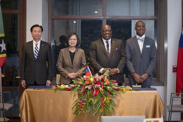 President Tsai and St. Kitts and Nevis Prime Minister Harris witness the signing of a Taiwan-SKN technical and vocational education agreement.