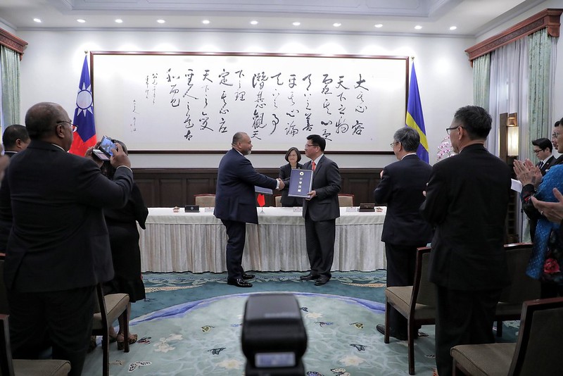 Nauru President Aingimea and Taiwan's Minister of Transportation and Communications Lin shake hands after signing an aviation services agreement.