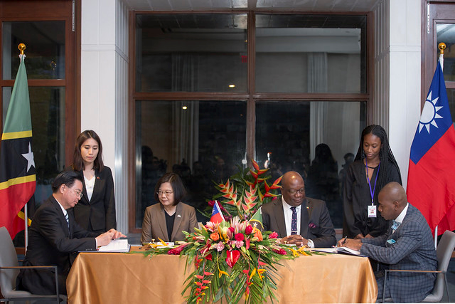 President Tsai and St. Christopher and Nevis Prime Minister Harris witness the signing of a Taiwan-SKN technical and vocational education agreement.