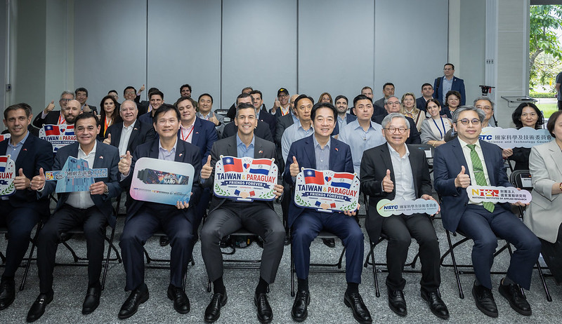 President Lai and President Peña of Paraguay visit Southern Taiwan Science Park Bureau and NCHC Cloud Compute Center
 
