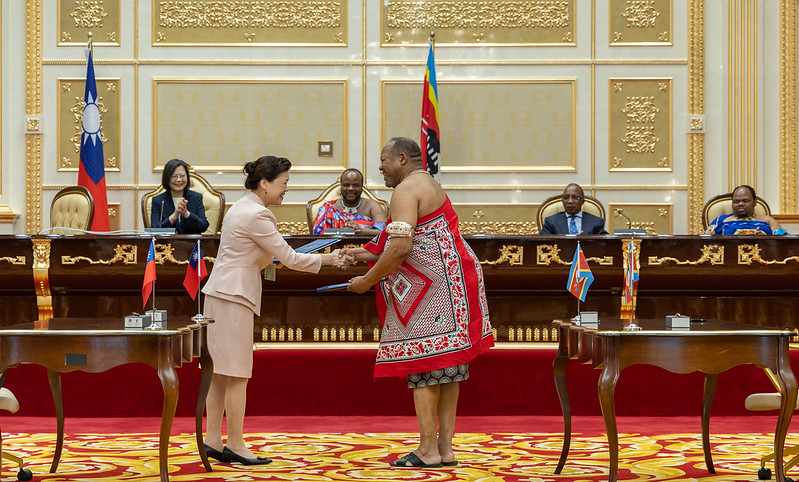 President Tsai and King Mswati III of Eswatini witness the signing of a memorandum of understanding on funding for women entrepreneurs in Eswatini by Minister of Economic Affairs Wang Mei-hua (王美花) and Eswatini Minister of Economic Planning and Development Tambo Gina.