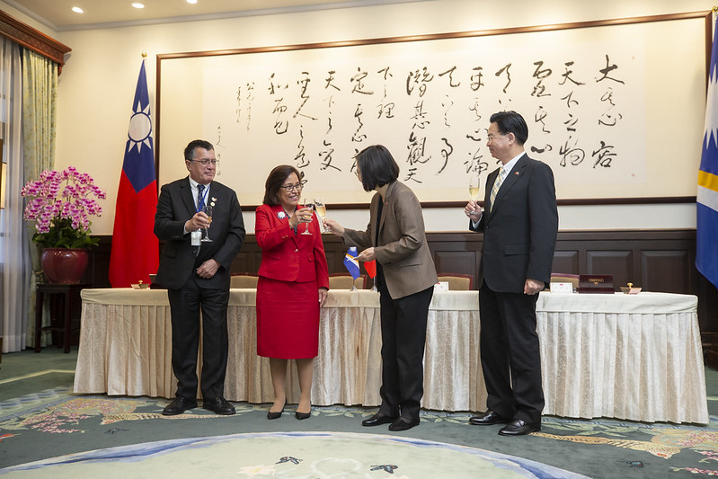 After signing an economic cooperation agreement, President Tsai and President Heine raise a toast to successful bilateral cooperation.