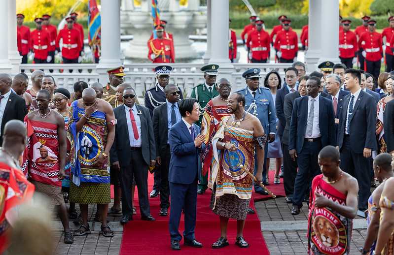 President Lai receives welcome with military honors, holds bilateral meeting with King Mswati III of Eswatini