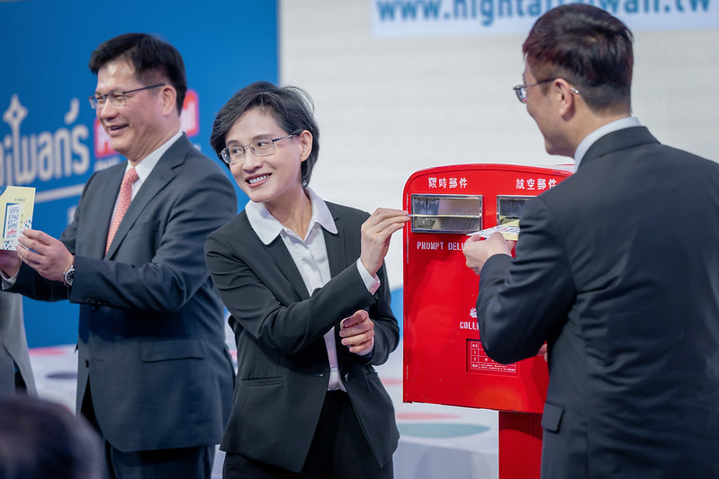 Presidential Office Secretary-General Lin Chia-lung, GACC Vice President Cheng Li-chiun, Deputy Minister of Culture Sue Wang, Deputy Minister of Foreign Affairs Dr. Roy Chun Lee, and Deputy Director-General Lin Hsin-Jen of the Tourism Bureau, MOTC, take part in the launch ceremony and invite travelers from around the world to register for the program.