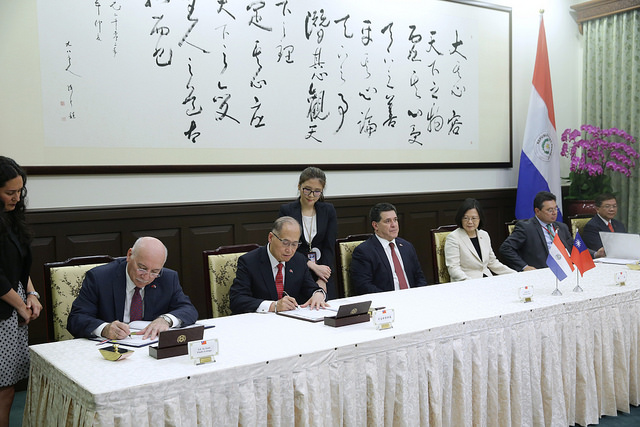 President Tsai and Paraguayan President Cartes jointly witness the signing of bilateral agreements.