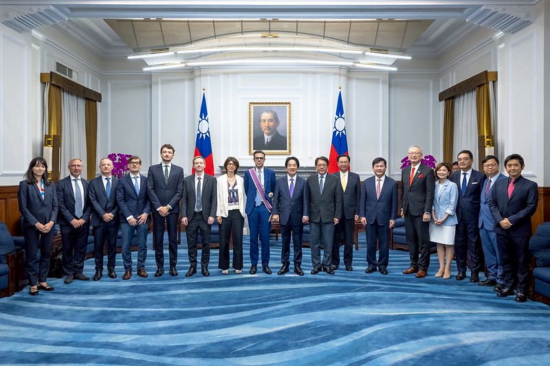 President Lai confers decoration on French Office in Taipei Director Franck Paris.