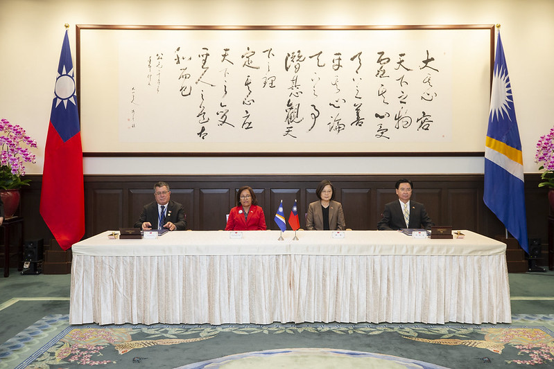 President Tsai&nbsp;and Marshall Islands President Hilda&nbsp;Heine witness the&nbsp;signing of a&nbsp;Taiwan-Marshall Islands&nbsp;economic cooperation agreement.