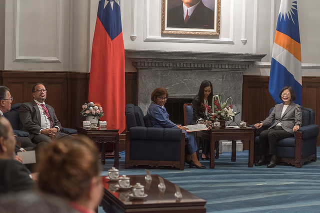 President Tsai and Marshall Islands President Heine meet, and witness the signing of the agreements on coast guard cooperation and mutual visa waivers.