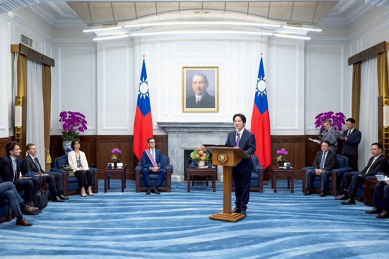 President Lai confers decoration on French Office in Taipei Director Franck Paris.