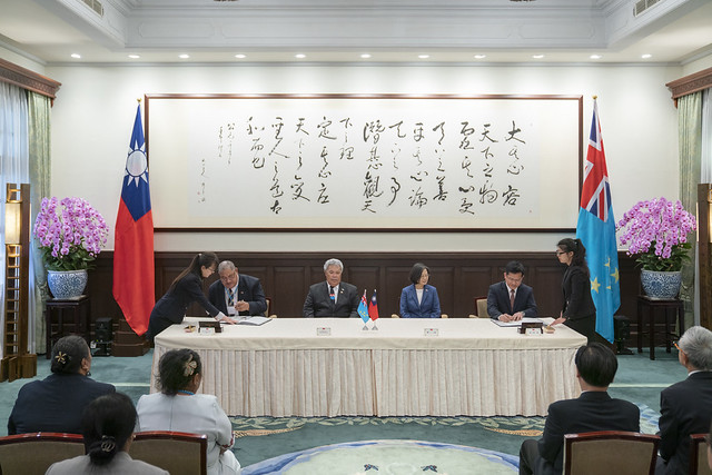President Tsai and Prime Minister Sopoaga jointly witness the signing of an agreement concerning seafarers' training and certification.