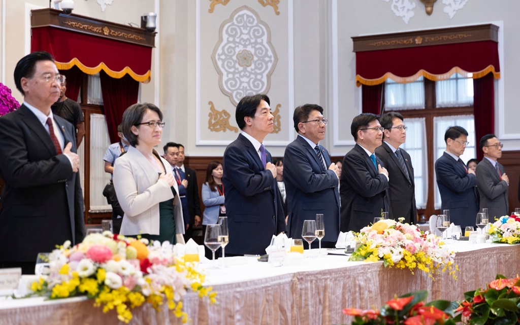 Invited guests and dignitaries arrive at the venue about 30 minutes prior to the beginning of the event, after which they exchange pleasantries and have a pre-dinner cocktail.