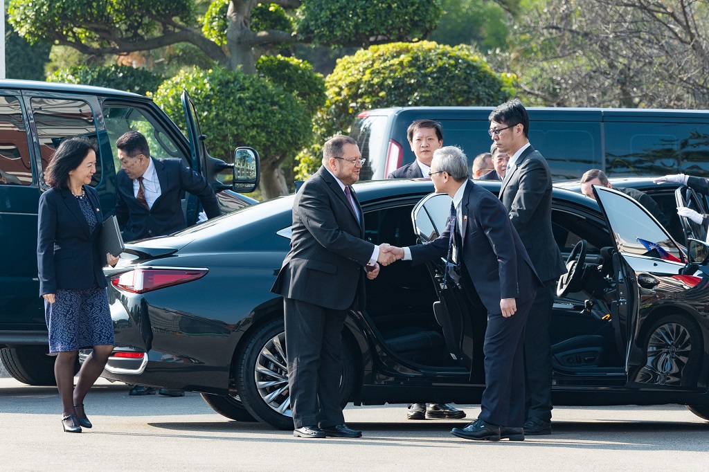 On the designated day for the presentation of credentials, the Office of the President dispatches a limousine to pick up the ambassador