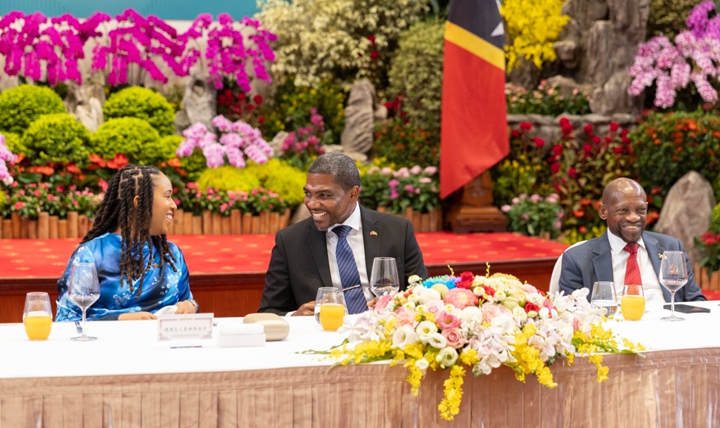 Once the two leaders take their places and before the state banquet begins, the national anthem of the visiting leader is played to express respect and a warm welcome.