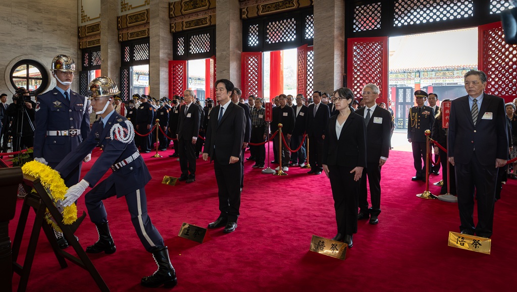 The President lays a wreath at the spirit tablets as a gesture of respect.