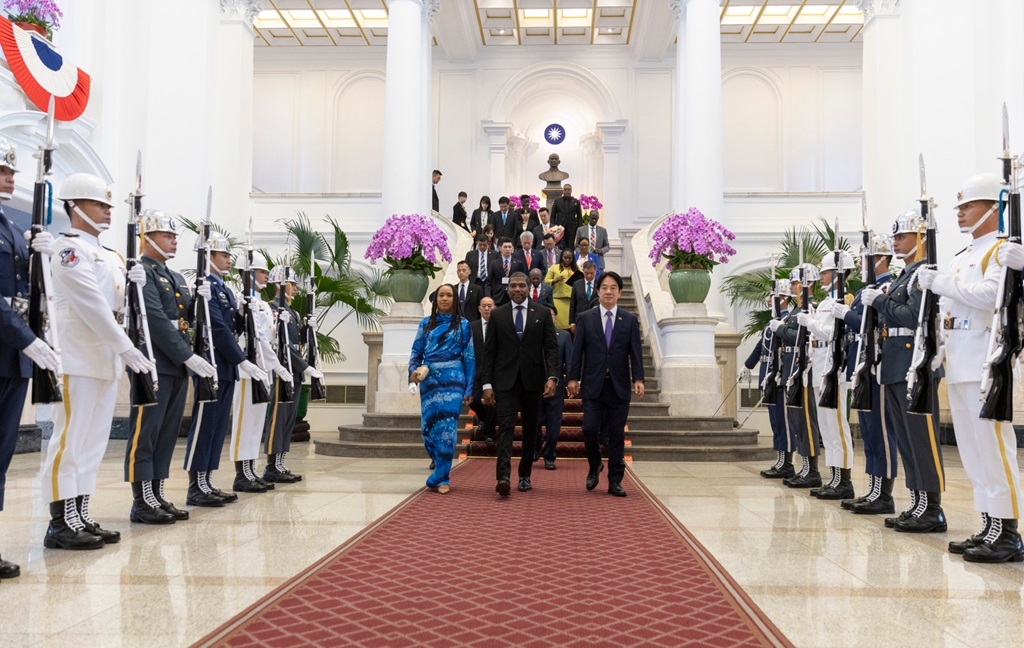 After the meal, the master of ceremonies at an appropriate moment invites the two leaders and all the guests to stand up for the playing of the ROC national anthem.