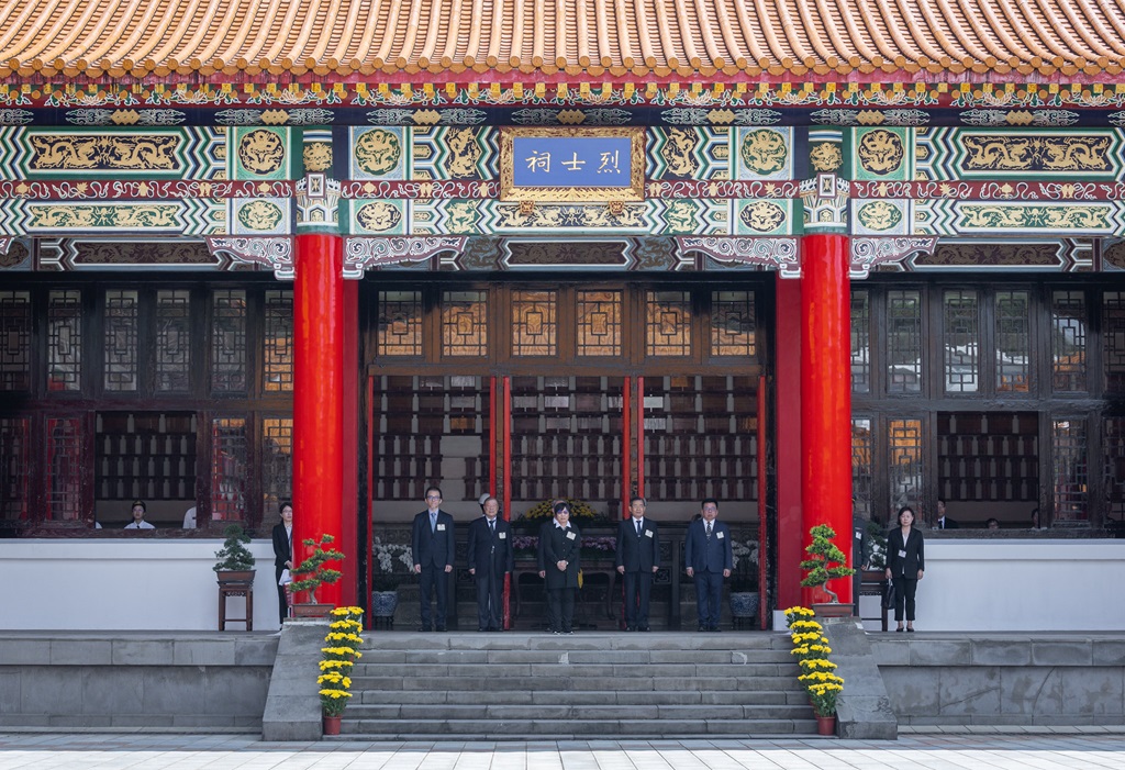 The Minister of the Interior pays respect at the Civilian-Martyrs' Shrine, accompanied by the secretaries-general of the five branches of the ROC government.