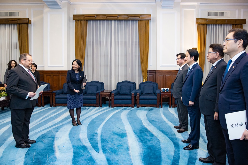 The presenting of credentials is carried out in the President's Hall, which is across from the main entrance to the Taiwan Heritage Room