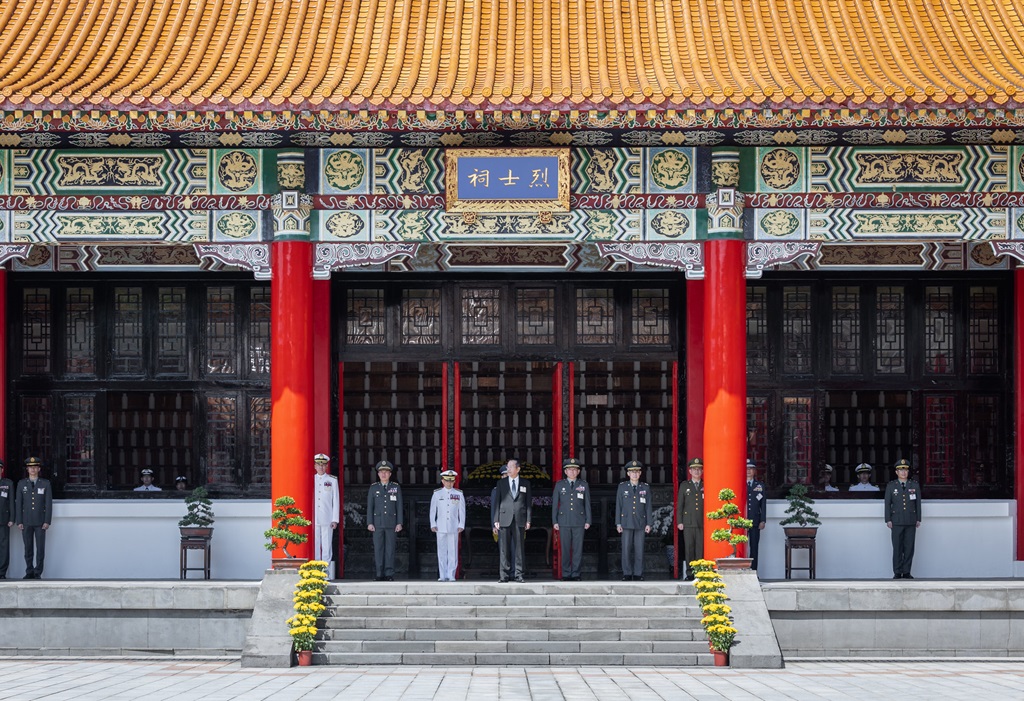 The Minister of National Defense leads the ceremony at the Military-Martyrs' Shrine, accompanied by the chief of the general staff, as well as commanders of the army, navy, air force, the reserve and the military police command.