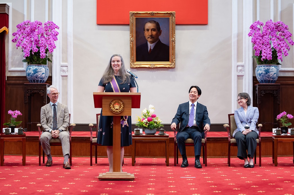 The decoration recipient delivers remarks to express gratitude.