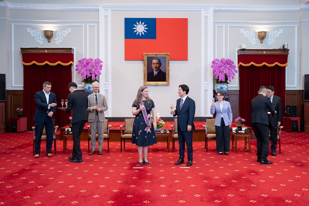 The President and the decoration recipient toast each other.