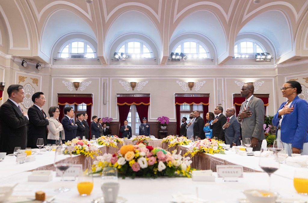 State banquets usually start off with a pre-dinner cocktail, brief introductions of the invited guests to the heads of state, and then the banquet itself.