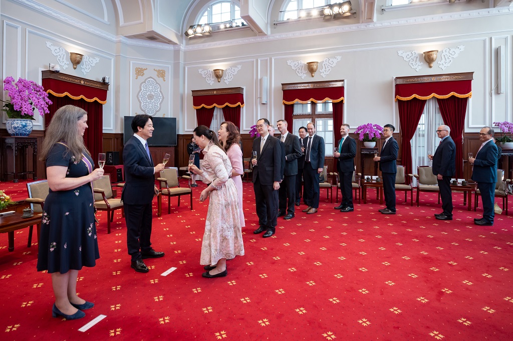 The President takes commemorative photos with the decoration recipient and those attending the ceremony.