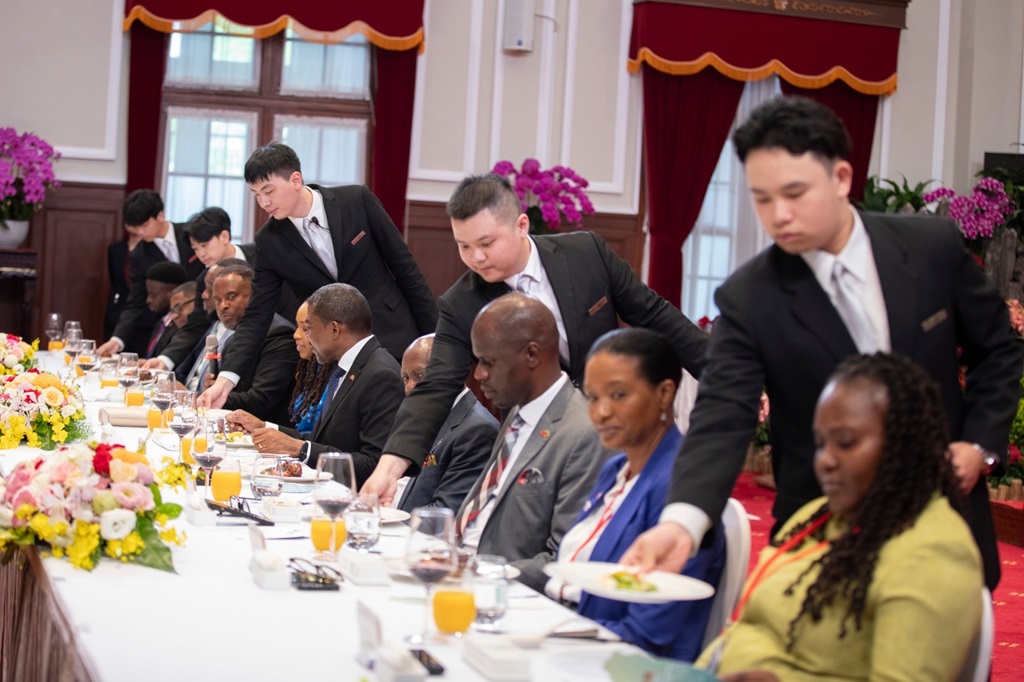 State banquets usually start off with a pre-dinner cocktail