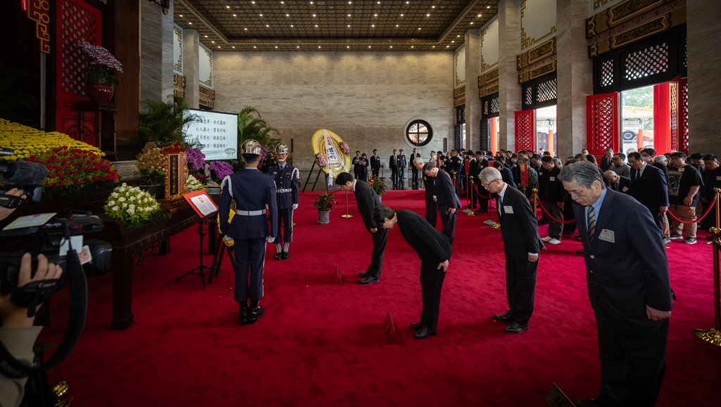 The President leads those attending the ceremony in bowing three times.