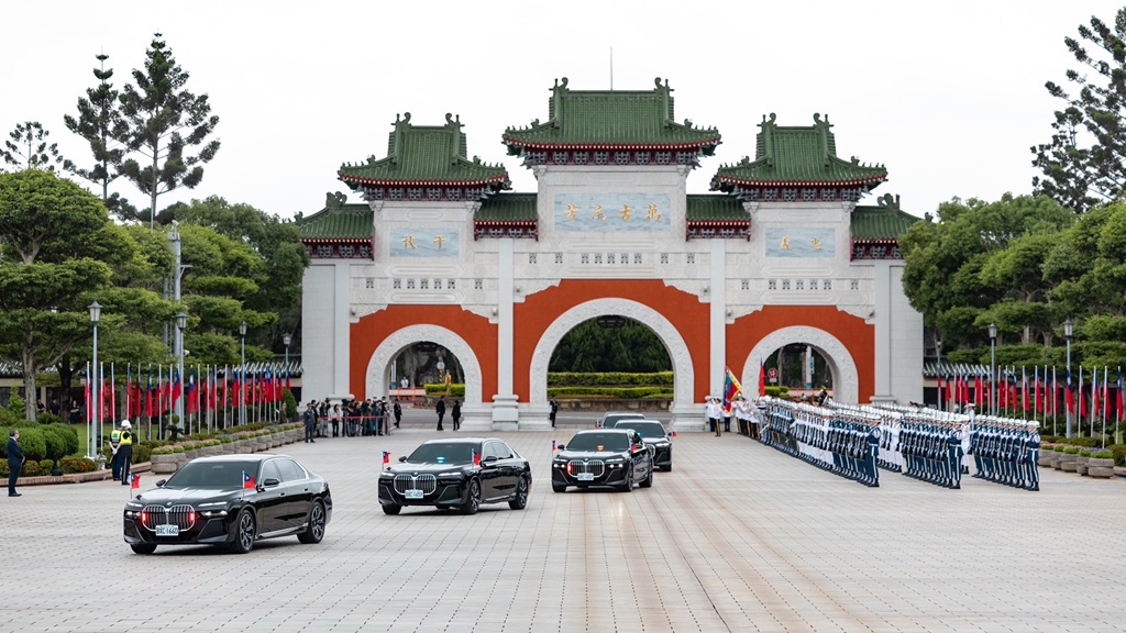 When the President's vehicle arrives at the Martyrs' Shrine, a tri-service honor guard salutes the President.