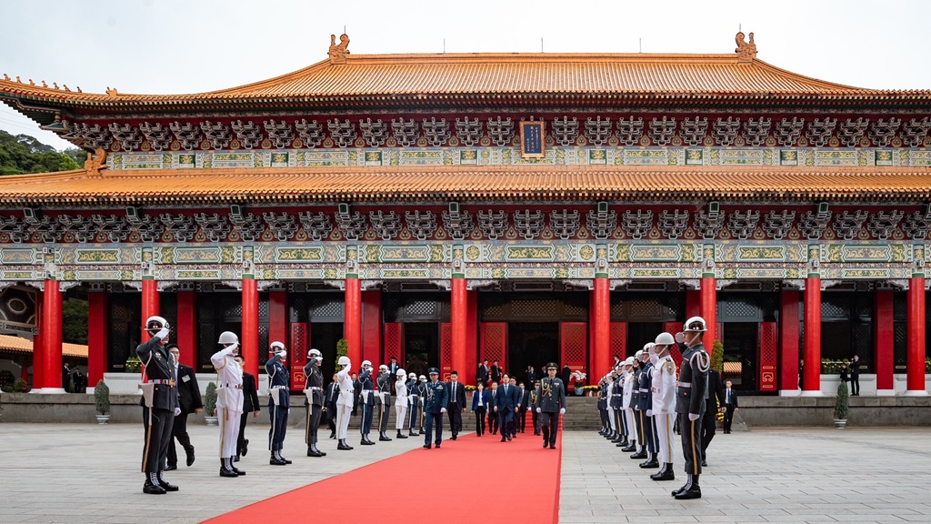 After the ceremony concludes, the President is escorted out of the Sanctuary by officials. The honor guard salutes them.