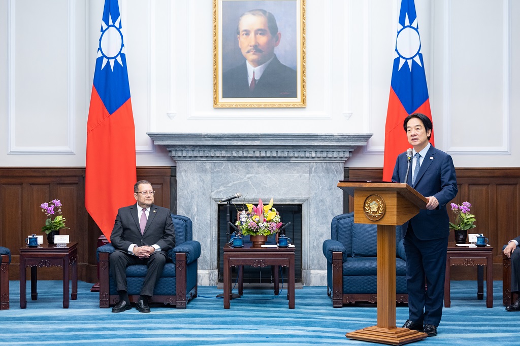 After accepting the letter of credentials and laudatory greetings, the President offers a letter of appreciation to the ambassador, with whom a picture is taken